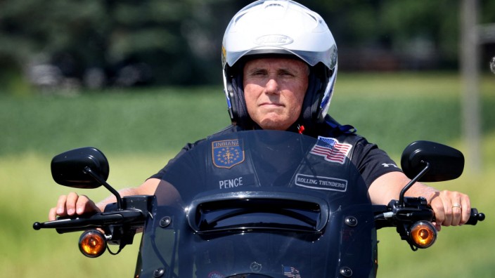 USA: Er tat das Richtige für Amerikas Demokratie, und Trumps Kernwählerschaft wird ihm das nie verzeihen: der frühere US-Vizepräsident Mike Pence auf einer Harley-Davidson am 3. Juni in Iowa.