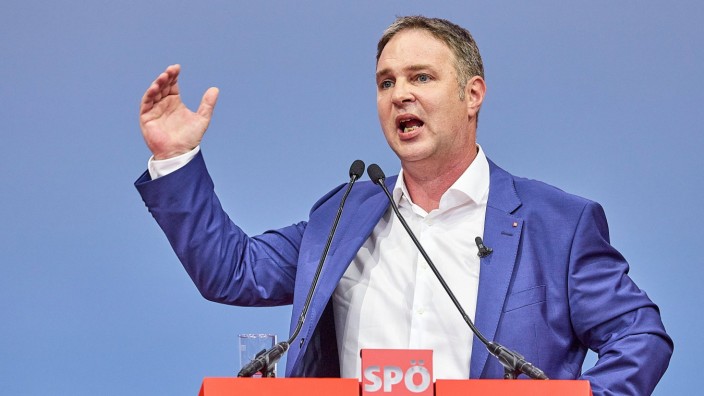 Österreich: Eine Wahlpanne, die sich keiner vorstellen konnte: Andreas Babler, der Bürgermeister von Traiskirchen, ist am Montag als SPÖ-Chef bestimmt worden. Zwei Tage lang hatte Hans Peter Doskozil als Vorsitzender gegolten.