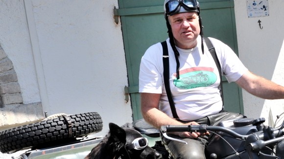 Motorrad- und Veteranenclub: Der Hund von Hannes Klinge fährt im Beiwagen mit.