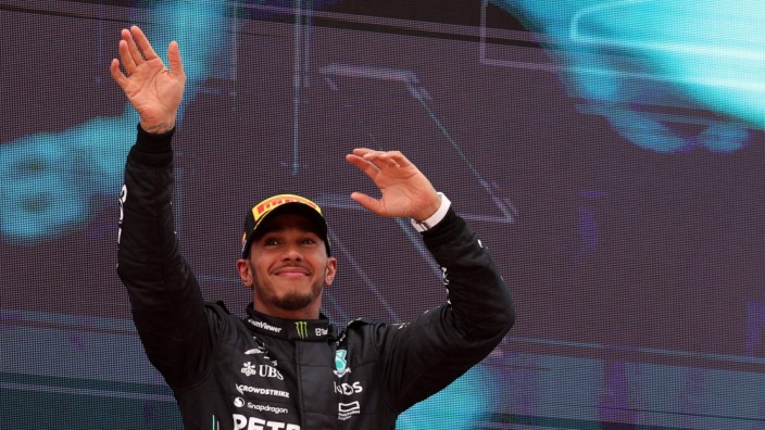 Formel 1: Wieder bester Laune: Mercedes-Fahrer Lewis Hamilton auf dem Podium nach dem Großen Preis von Barcelona.