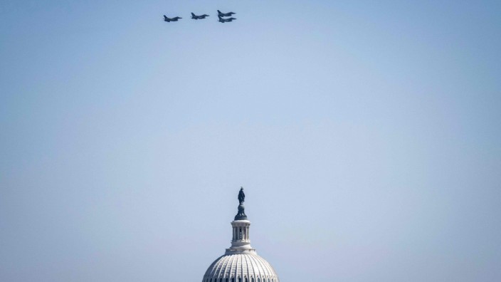 USA: Eine Gruppe von "F-16"-Flugzeugen über dem US-Kapitol in Washington im März 2023.