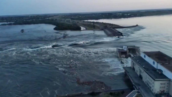 SZ am Abend: Videoaufnahmen zeigen den zerstörten Staudamm.