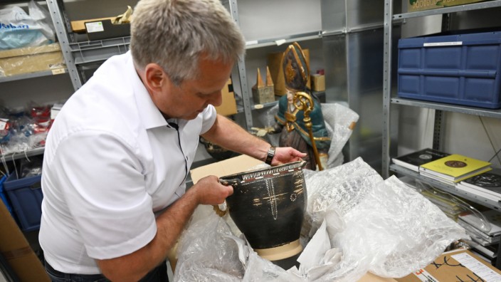 Kulturgutschutzgesetz: Kriminalhauptkommissar Christian Klein packt in der Asservatenkammer ein antikes Keramikgefäß aus Italien aus.