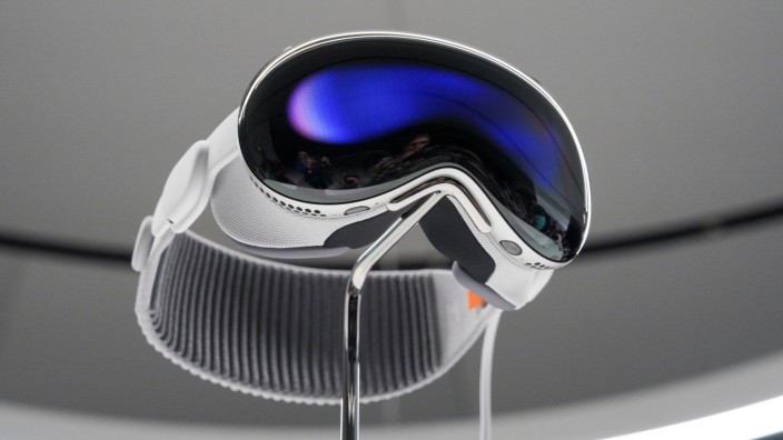 Vision Pro von Apple: Die Datenbrille erinnert an eine futuristische Taucherbrille. Apples neustes Technikspielzeug kostet 3500 Dollar.