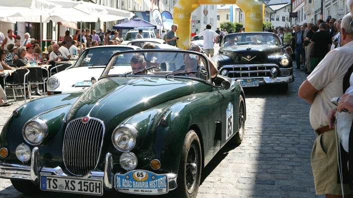 ADAC Bavaria Historic: Die Oldtimer des ADAC Bavaria Historic durchfahren auch dieses Jahr wieder den Landkreis. Hier ein Jaguar XK 150 mit Baujahr 1958 in Bad Tölz.