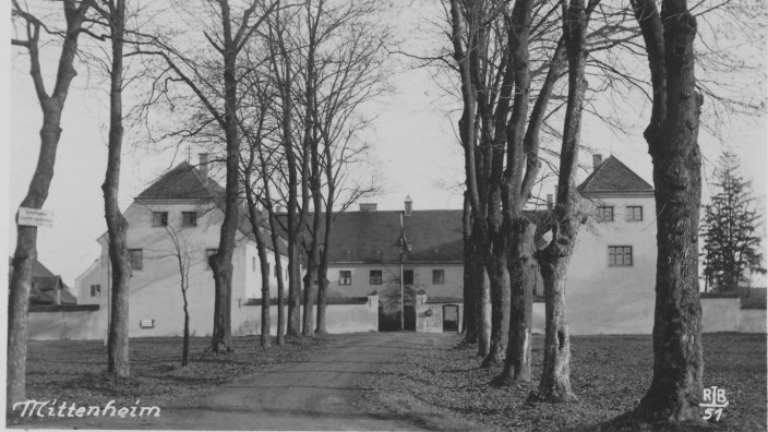 Geschichte: Das ehemalige Franziskanerkloster in Mittenheim auf einer Postkarte aus der Zeit um 1930.