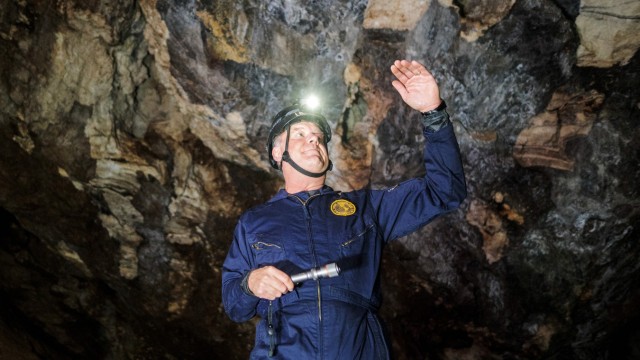 Anthropologie: Lee Berger erläutert seine These im Rising-Star-Höhlensystem in Südafrika.