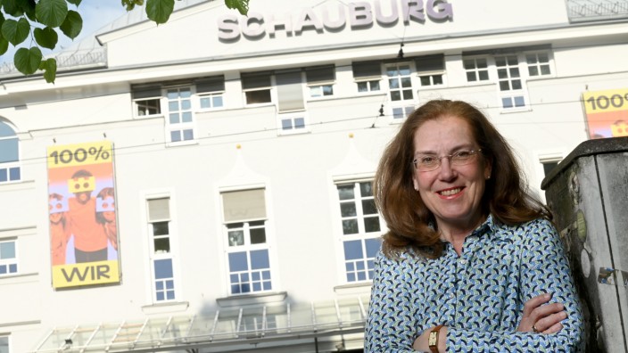 Porträt der Schauburg-Intendantin Andrea Gronemeyer: Ein Besuch in der Schauburg lieferte 1988 die "entscheidende Initialzündung" für Andrea Gronemeyers künstlerischen Berufsweg - heute leitet sie deren Geschicke als Intendantin.