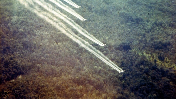 Natur als Waffe: Hat bis heute Folgen: Die US-Luftwaffe versprühte im Vietnamkrieg das Entlaubungsmittel "Agent Orange" über dem Dschungel, um den Vietcong zu bekämpfen.