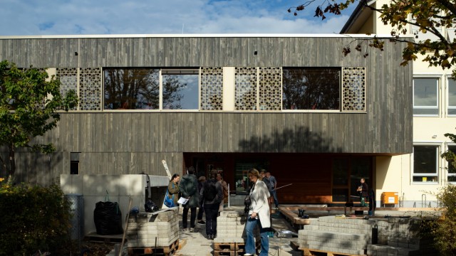 Architektouren 2023: Den energieeffizienten Holzanbau für die Grundschule St. Lantbert in Lerchenfeld hält die Architektenkammer ebenfalls für sehenswert.