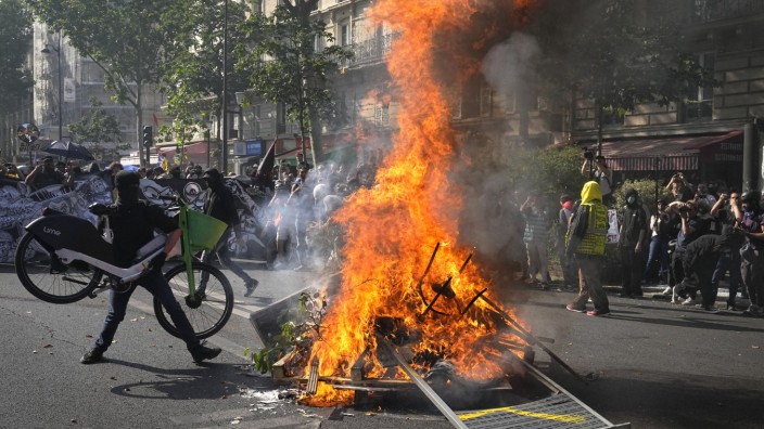 Frankreich: Dass das Rentenalter von 62 auf 64 Jahre steigt, macht nicht unbedingt jeden Franzosen glücklich. Am Dienstag brannten in Paris wieder Barrikaden.