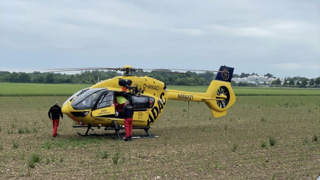 Fürstenfeldbruck: Eine Fahrzeuginsassin muss mit dem Rettungshubschrauber in eine Klinik geflogen werden.