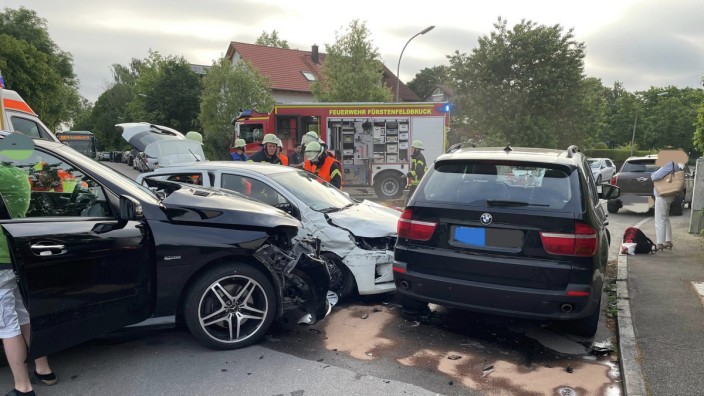 Fürstenfeldbruck: In ein parkendes Auto wird bei einem Unfall in Fürstenfeldbruck ein Kleinwagen geschoben.