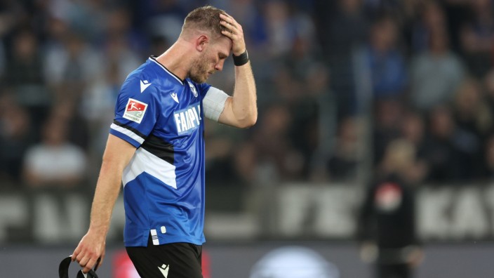 Relegation 2. Bundesliga: Bielefelds ewiger Stürmer Fabian Klos kann es nicht fassen, seine Arminia muss in die 3. Liga.
