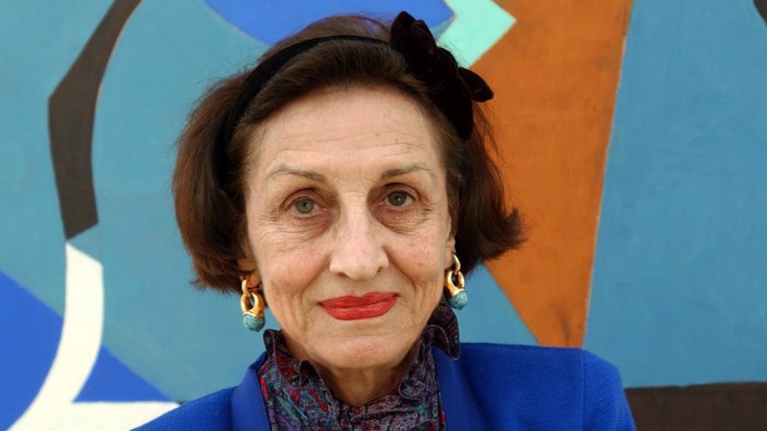 Kunst: Die Malerin und Schriftstellerin Francoise Gilot vor ihrem Werk "Night Sky" (Archivbild von 2003).
