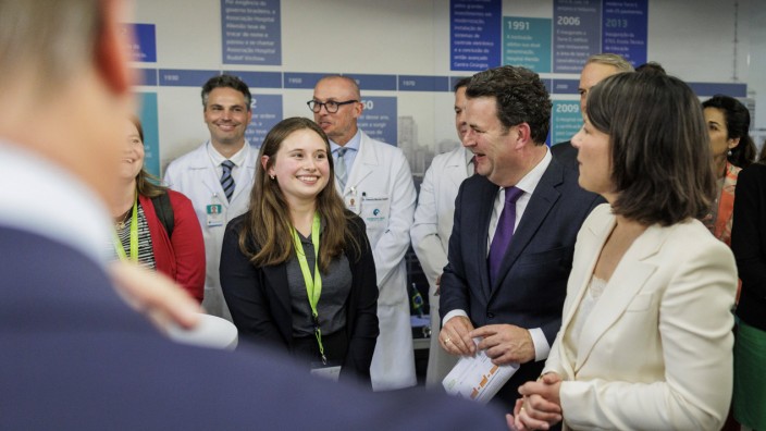 Gesundheitspolitik: Bundesaußenministerin Annalena Baerbock (rechts) und Bundesarbeitsminister Hubertus Heil (zweiter von rechts) besuchten diese Woche das Oswaldo-Cruz-Krankenhaus in São Paulo.