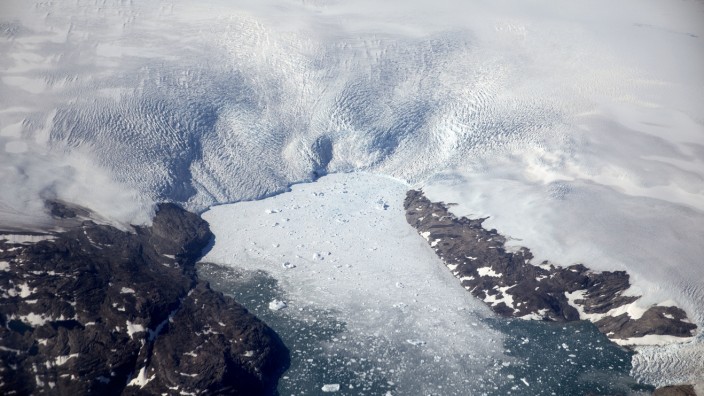 SZ-Klimakolumne: Eisberge brechen von einem Gletscher in einen grönländischen Fjord. Die Arktis könnte schon viel früher eisfrei sein als bislang vermutet.