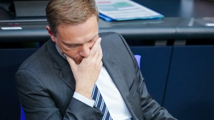 Bundesfinanzminister Christian Lindner während der Sitzung des Bundestags zum Auftakt der Haushaltswoche im Parlament. Zufriedenheit sieht anders aus.