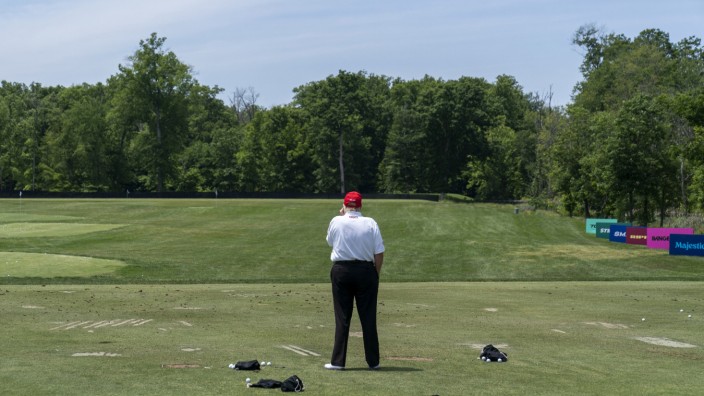 Deal mit Saudi-Arabien: Donald Trump, mobiltelefonierend beim Golfspielen Ende Mai in Sterling, Virginia.