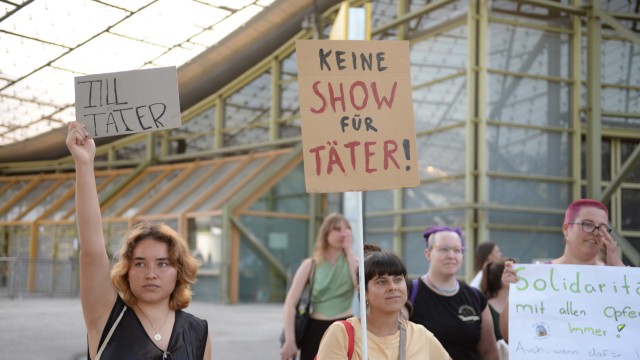 Till Lindemann: Eine Demonstrantin hält ein Schild mit der Aufschrift: "Keine Show für Täter".