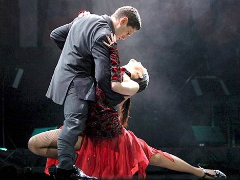 Beim Tango kommen sich Tänzer in der argentinischen Hauptstadt Buenos Aires nah. Ganz nah.