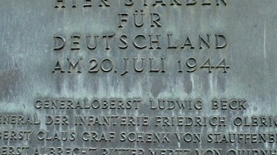 Hitler-Attentat: Gedenktafeln wie diese in Berlin erinnern an das Attentat auf Adolf Hitler am 20. April 1944.