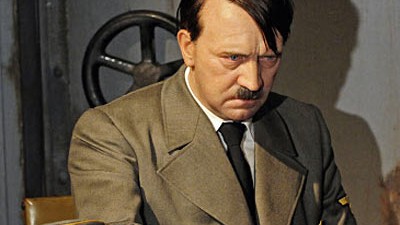 Hitler-Attentat: Die Figur des nationalsozialistischen Diktators bleibt umstritten. Gleich nach der Eröffnung des Wachsfigurenkabinetts "Madame Tussauds" riss ein Besucher ihr den Kopf ab.