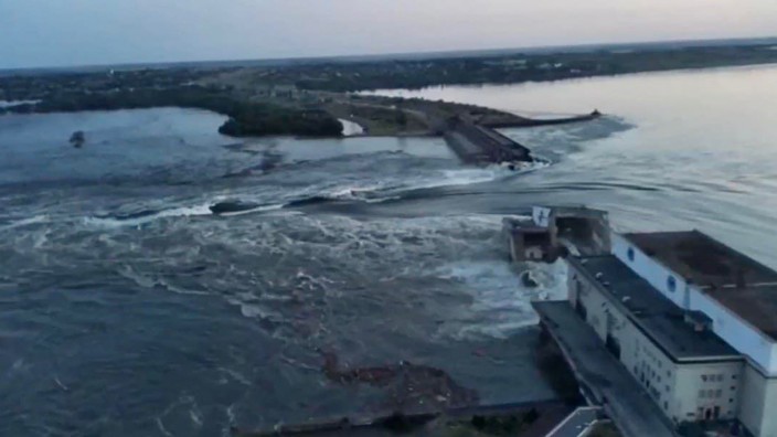 Dammbruch in der Ukraine: Wasser fließt über den zerstörten Kachowka-Staudamm. Die Auswirkungen auf den Krieg dürften geringer sein als bisher angenommen.