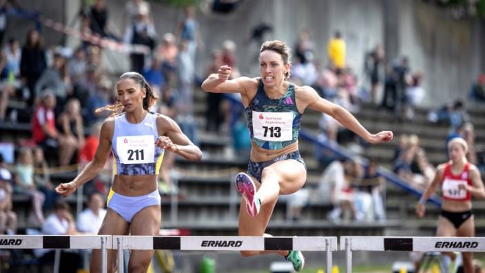 Leichtathletik: Früh in Form: Carolina Krafzik gewinnt über 400 Meter Hürden in Regensburg in 54,89 Sekunden.