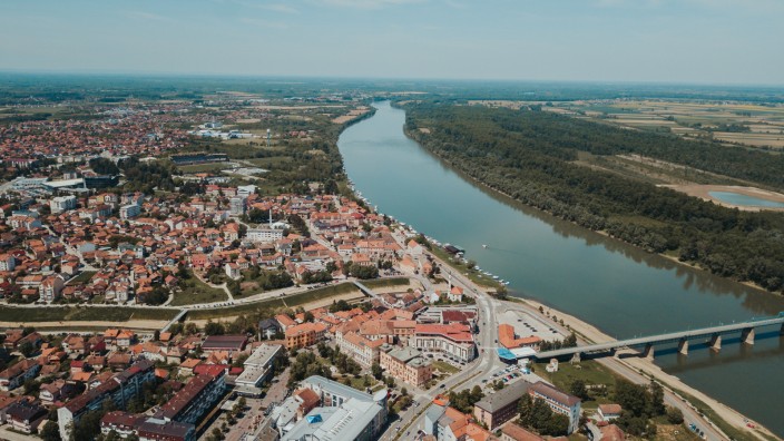 Bosnien-Herzegowina: Direkt neben der Grenze: die bosnische Stadt Brčko an der Save. Rechts vom Fluss: Kroatien.