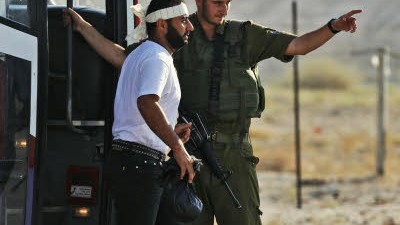 Israel hilft Fatah: Fatah-Kämpfer fliehen mit Hilfe von israelischen Sicherheitskräften, um dem umkämpften Gaza-Streifen zu entkommen.