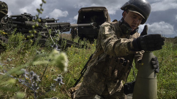 Rüstung: Ein ukrainischer Soldat mit einer 155-mm-Artilleriegranate. Von dieser Munition braucht die Ukraine dringend Nachschub. Doch die EU kommt mit der Lieferung nicht hinterher.