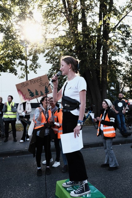 Engagement: Alina Reize moderiert beim weltweiten Klimastreik am 23. September 2022 die Veranstaltung in Fürstenfeldbruck.