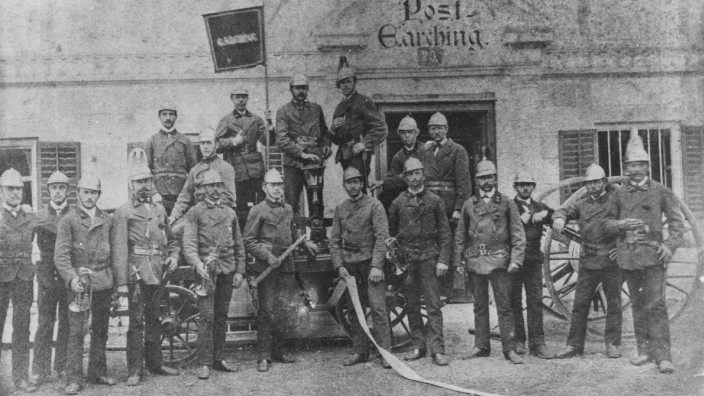 Geschichte: Die Mannschaft der Freiwilligen Feuerwehr Garching mit ihrer Ausrüstung im Jahr 1883. Sie wurde zehn Jahre zuvor gegründet.