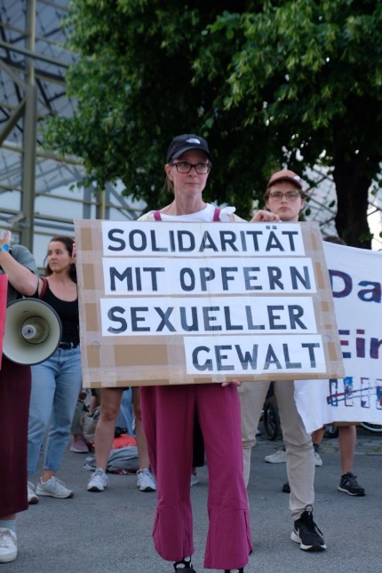 Protest: Jenny Schröder, die eine Demo angemeldet hat für "Solidarität mit Frauen, die Opfer sexualisierter Gewalt wurden" und dafür vor dem Rammstein-Konzert in München am Mittwoch, 7. Juni, demonstriert hat.
