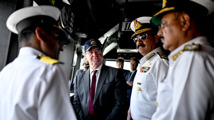 Rüstung: Zu Besuch bei der zweitgrößten Armee der Welt: Verteidigungsminister Boris Pistorius (SPD) spricht auf dem Zerstörer INS Mormugao mit Offizieren der indischen Marine.