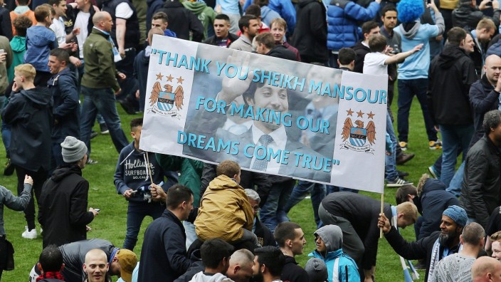Manchester City: "Thank you, Sheikh Mansour" - Danke, Scheich Mansour! Viele Fans von Manchester City freuen sich über das Geld aus Abu Dhabi, mit dem der Erfolg erkauft wurde.