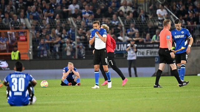 Fußball: Hände vors Gesicht: Arminia Bielefeld steigt ab in Liga drei.