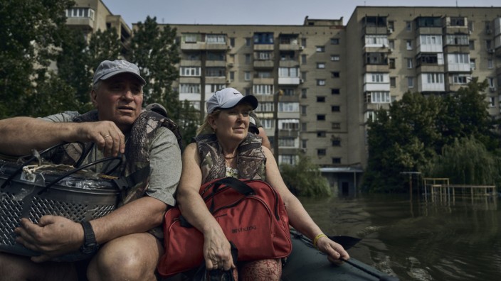 Kachowka-Damm: Tausende Menschen müssen aus Cherson mit Schlauchbooten gerettet werden. Die überschwemmten Stadtteile sind zudem zuletzt von den Russen besonders intensiv beschossen worden.