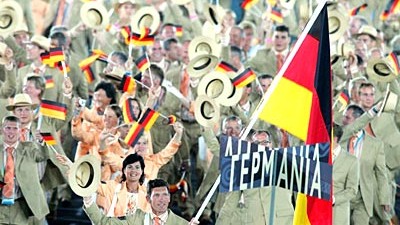Facholympisch (5): Eine große Ehre: Der Springreiter Ludger Beerbaum trägt die deutsche Fahne 2004 ins Athener Olympiastadion.