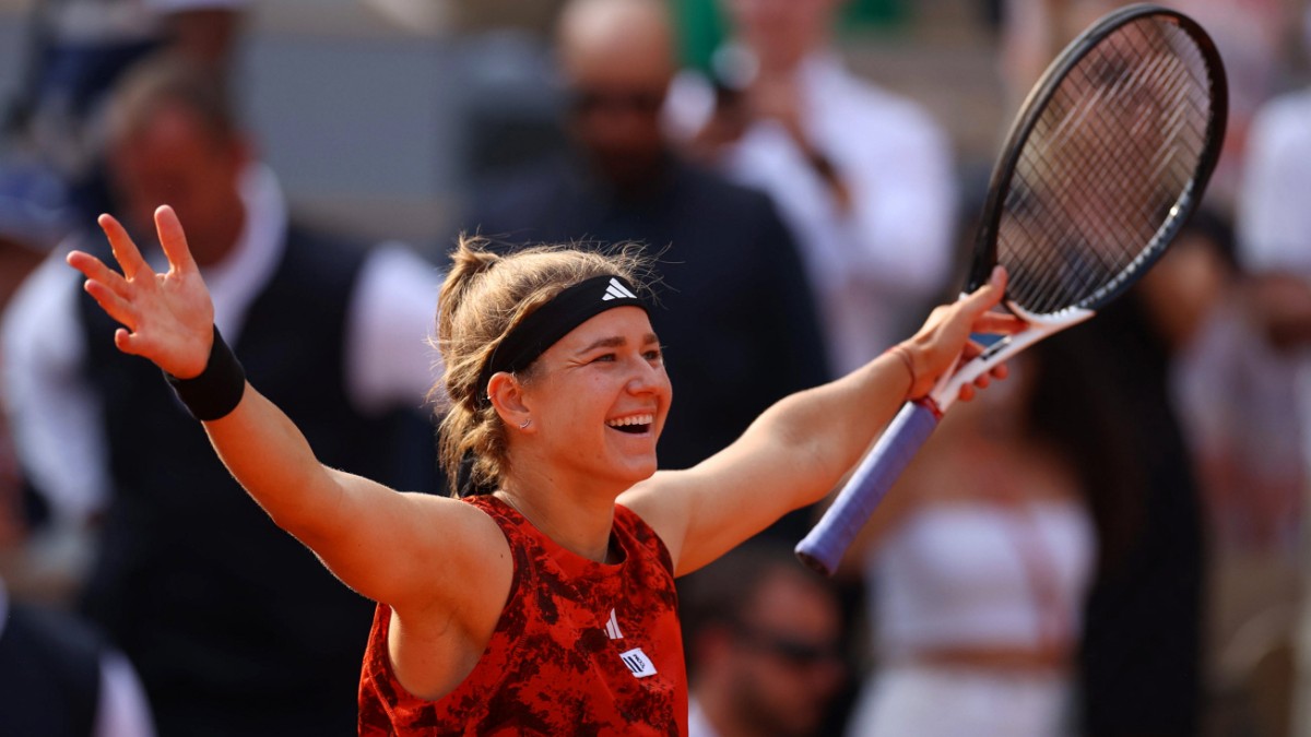 Tennis in Paris: Muchova fights her way into the final
