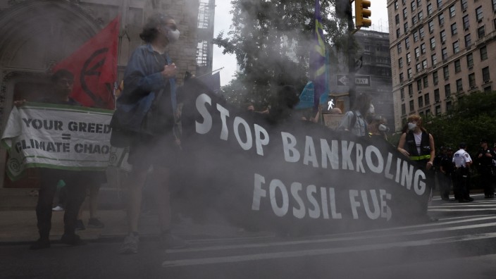 Klimaaktivisten protestieren am Donnerstag in New York, während erneut Rauch aus Kanada über der Stadt liegt.