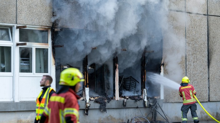 Thüringen: Bei dem Brand in einer Unterkunft für Geflüchtete in Apolda starb ein Achtjähriger. Elf Menschen wurden verletzt.