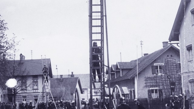 Geschichte: Die Freiwillige Feuerwehr Unterföhring wurde 1873 gegründet. Bei einer Inspektion wird die Magirus-Schiebeleiter präsentiert, die bis zu zwölf Meter weit ausgefahren werden konnte.