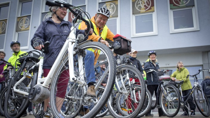 Fahrrad statt Auto: In Germering beginnt die Aktion traditionell vor dem Rathaus.