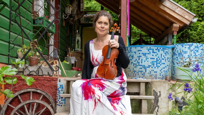 Musik-Business: 19 Jahre lang hat Anna Katharina Kränzlein Geige bei der Mittelalter-Folkrock-Band "Schandmaul" gespielt, dann schmiss sie hin. Heute lebt sie in Niederbayern in einer Art Villa Kunterbunt.
