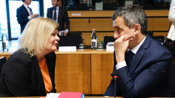Nach der Einigung in Brüssel: Verhandlungsmarathon in Brüssel: Zwölf Stunden dauerten die Gespräche der Innenminister in Brüssel, hier die Deutsche Nancy Faeser mit ihrem französischen Kollegen Gérald Darmanin.