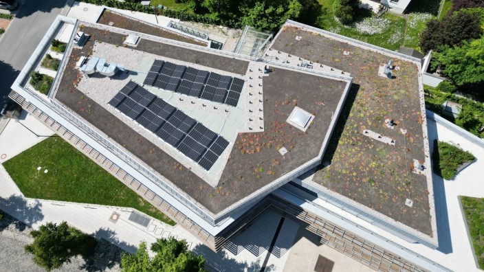 Gröbenzell: Zäher Start: Vier Jahre und drei öffentliche, EU-weite Ausschreibungen hat es gebraucht, bis die PV-Anlage auf dem Dach des Gröbenzeller Rathauses in Betrieb genommen werden kann.