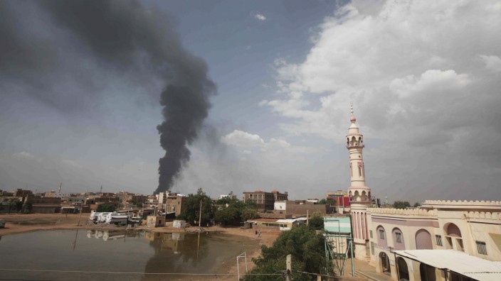 Krieg im Sudan: Nach Kämpfen steigt über der sudanesischen Hauptstadt Khartum Rauch auf.