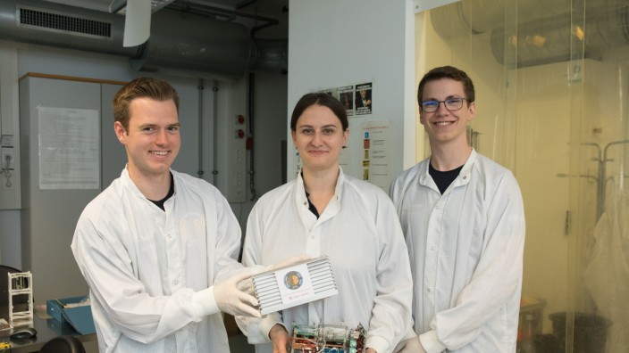 Forschung: Die Studierenden Tobias Weinert, Marie Pruckner und Patrick Gerkamp (von links) freuen sich über die Rückkehr ihres Versuchsaufbaus.